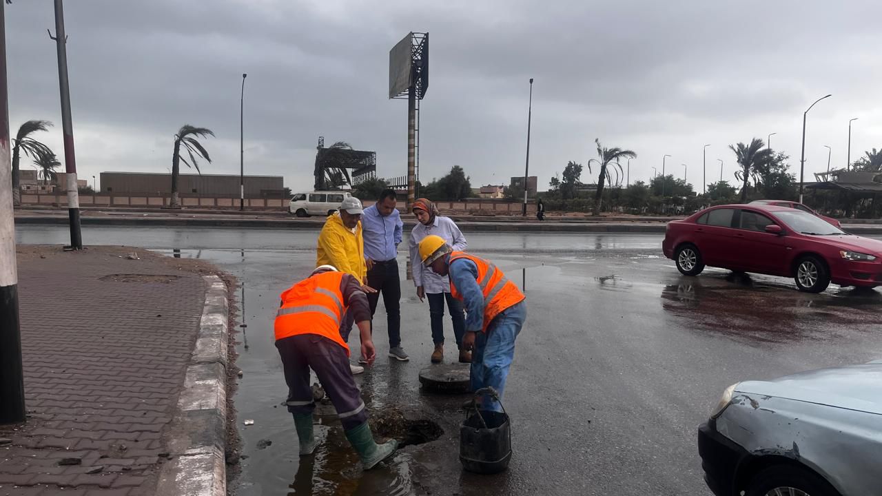 رئيس جهاز السويس الجديدة تتابع خطة عمل لجنة الكوارث والأزمات في التعامل مع الأمطار